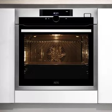 Four encastrable fonction vapeur AEG BSE978330M SteamCrisp